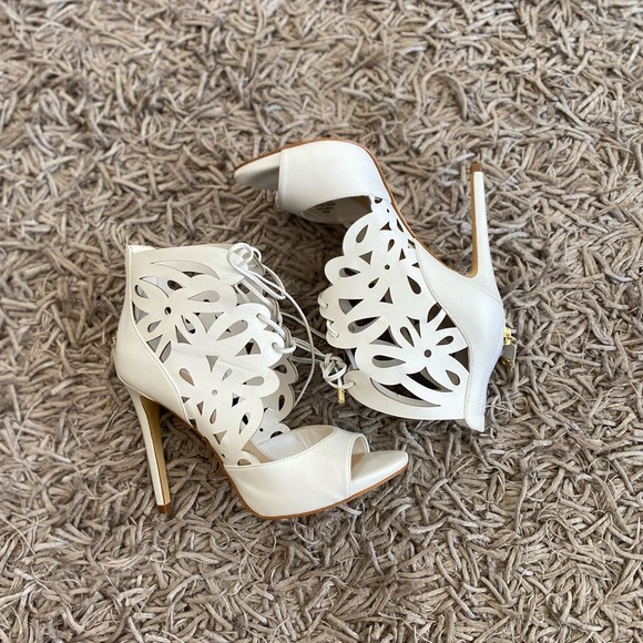 Guess Heels - Picture 2 of 5